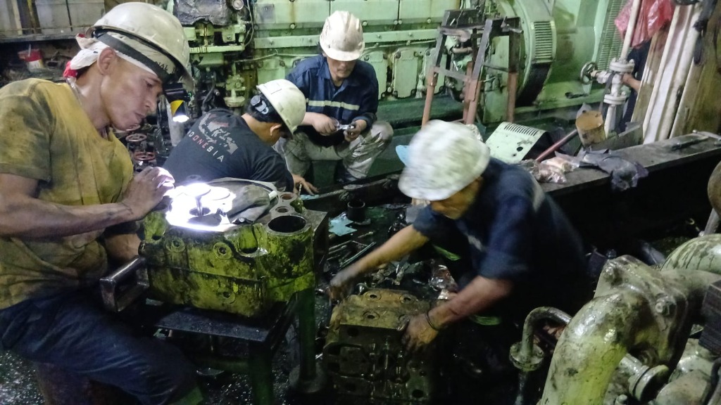 Perbaikan Cylinder Head Engine MV Andhika Athalia